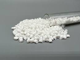 Cén plaisteach is mó a úsáidtear i dtáirgeadh buidéal uisce?